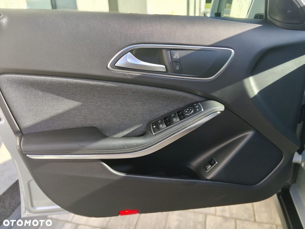 Mercedes-Benz GLA 200 7G-DCT - 19