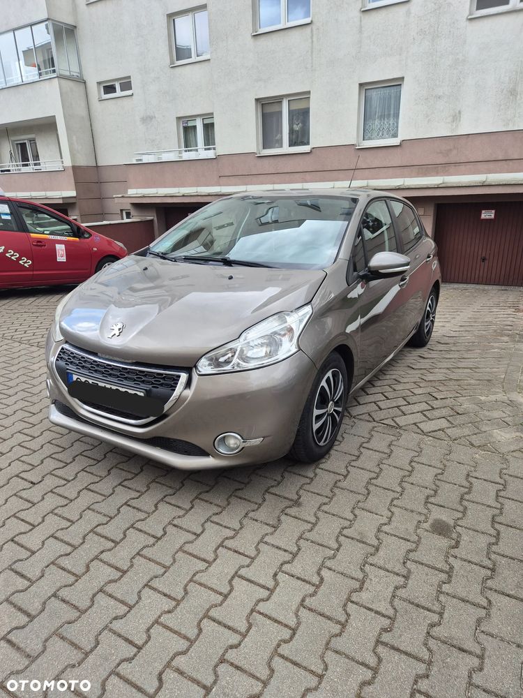 Peugeot 208 - 1