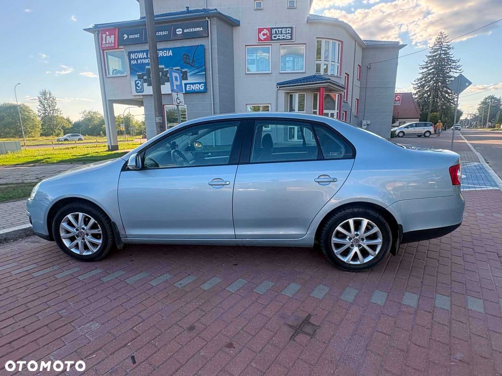 Volkswagen Jetta - 4