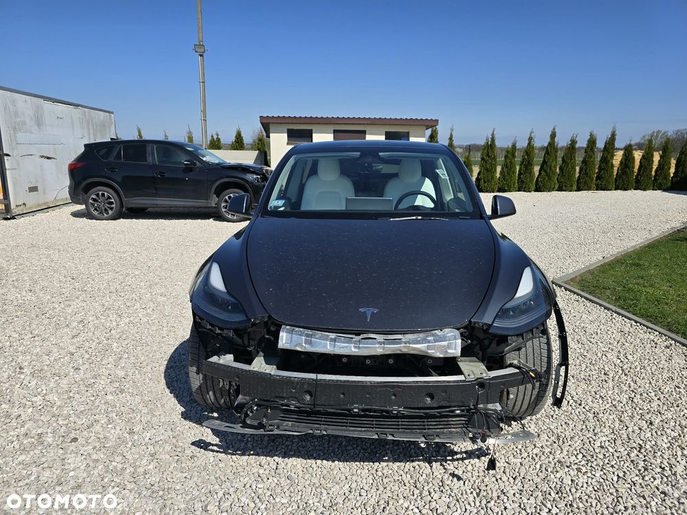 Tesla Model Y Long Range AWD - 6