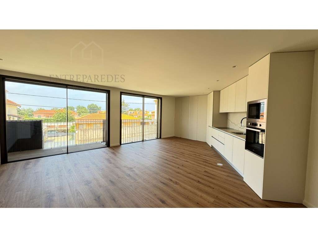Apartamento T2 Novo com varanda, estacionamento e arrumo para compr... - Grande imagem: 2/46