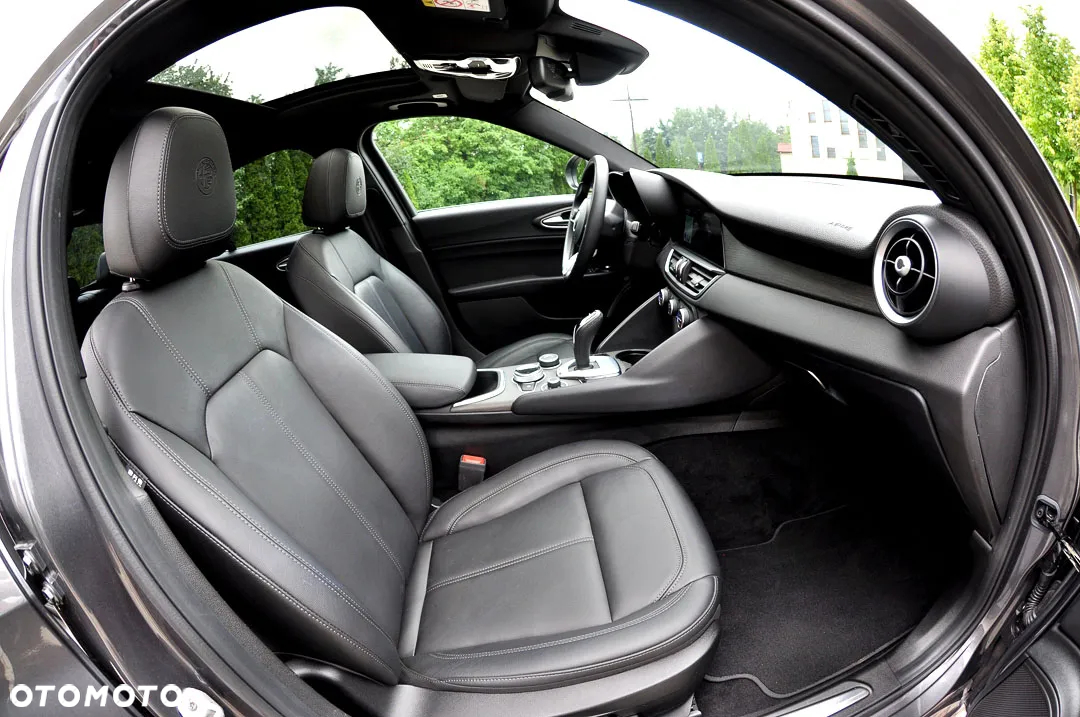 Alfa Romeo Giulia 2.0 Turbo 16V AT8-Q4 Ti - 24