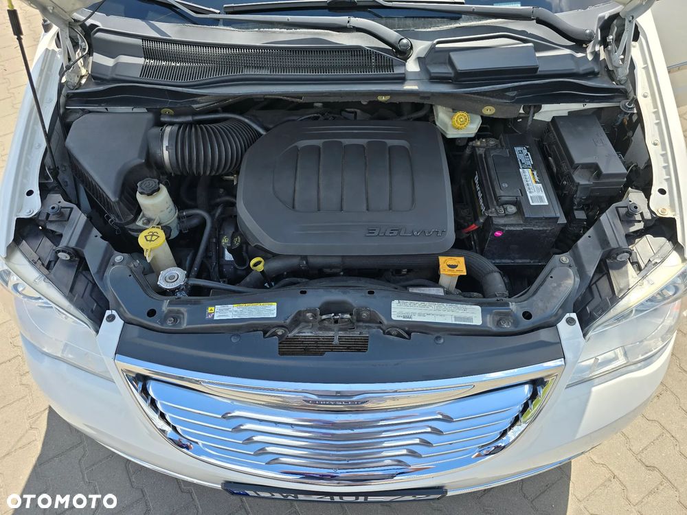 Chrysler Town & Country 3.6 Limited - 19