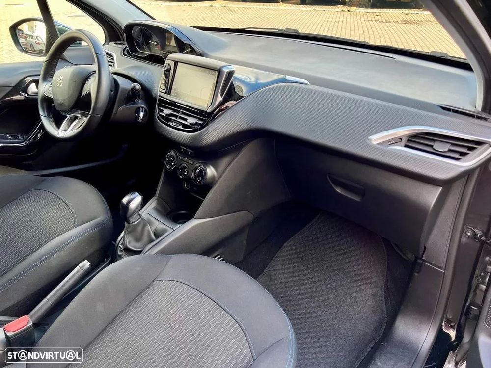 Peugeot 208 1.2 PureTech Signature - 29