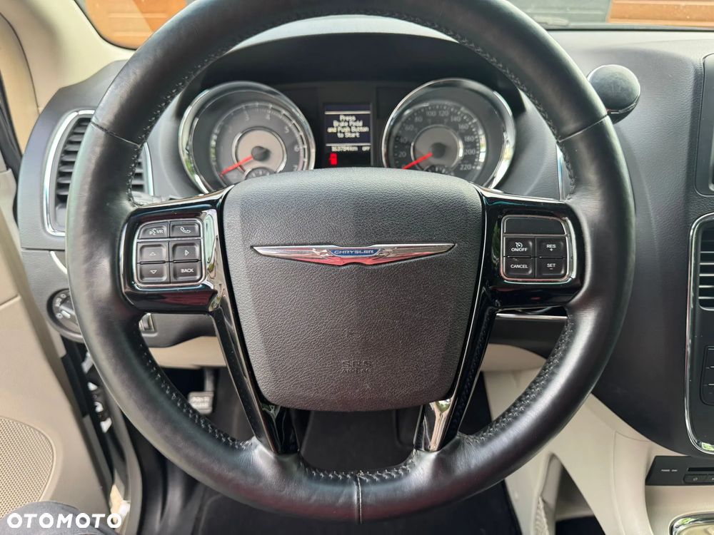 Chrysler Town & Country 3.6 Limited - 15