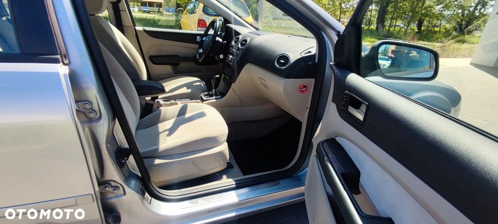 Ford Focus 1.6 16V Ghia - 11