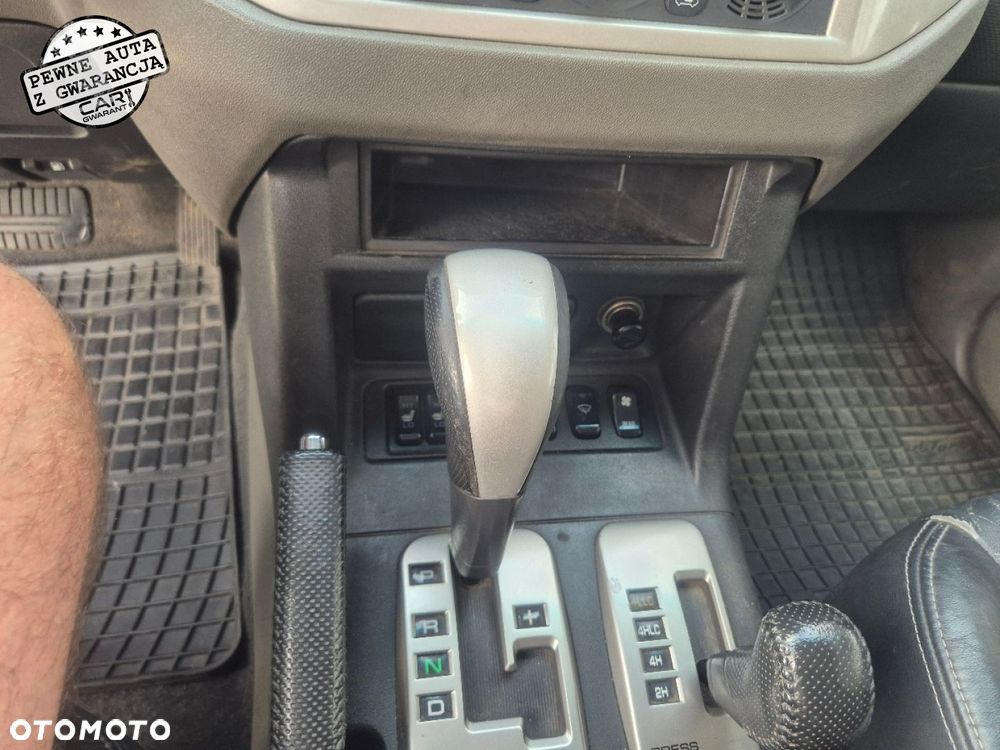 Mitsubishi Pajero - 25