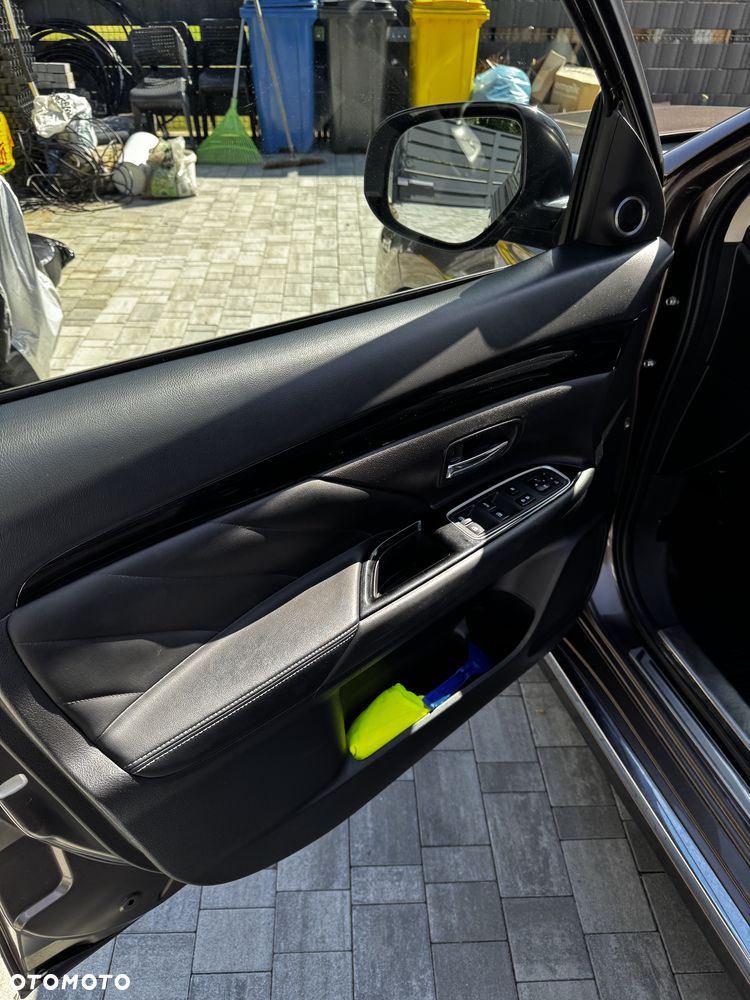 Mitsubishi Outlander Instyle NAVI + - 21