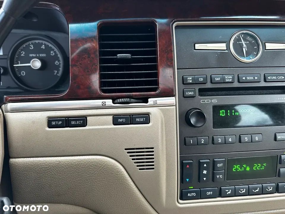 Lincoln Town Car - 27