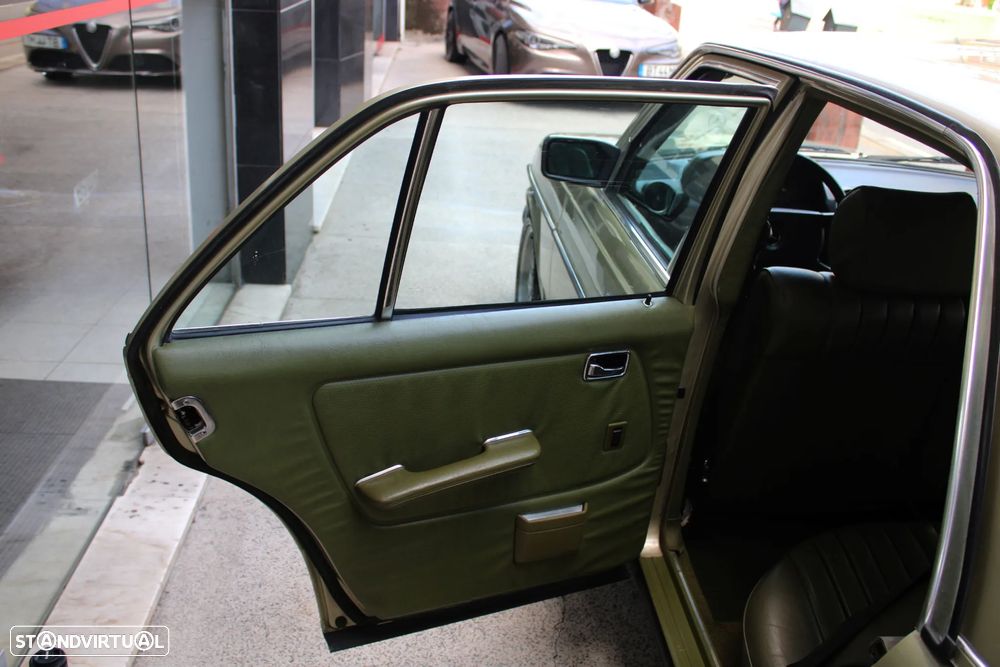 Mercedes-Benz W123 (1976-1986) 300 D - 32