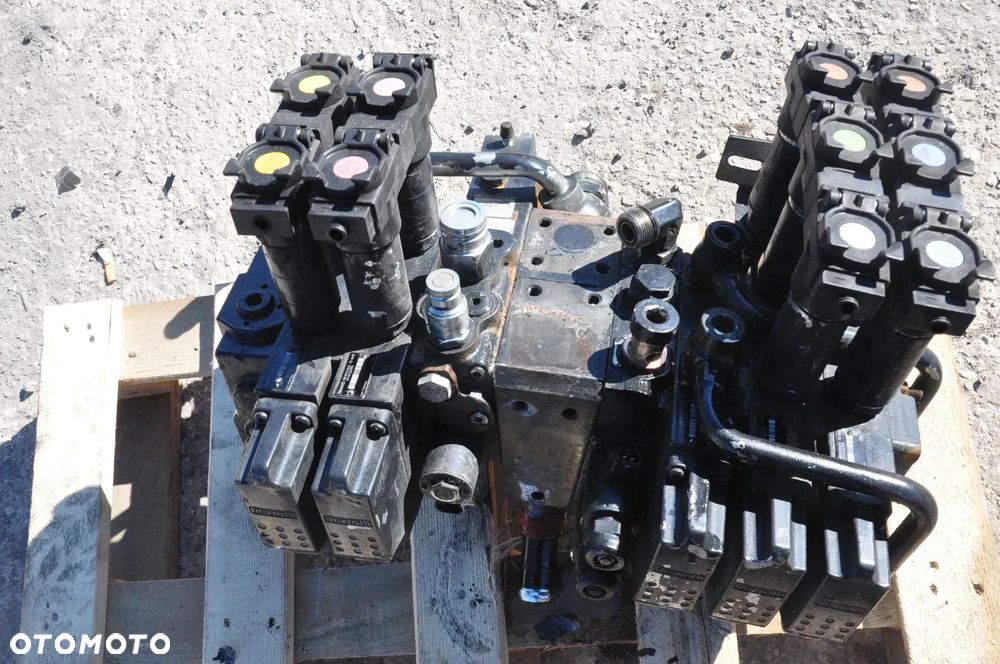 ROZDZIELACZ HYDRAULICZNY REXROTH NOWY !!! DEUTZ FAHR 6160 NR R917010231 - 1