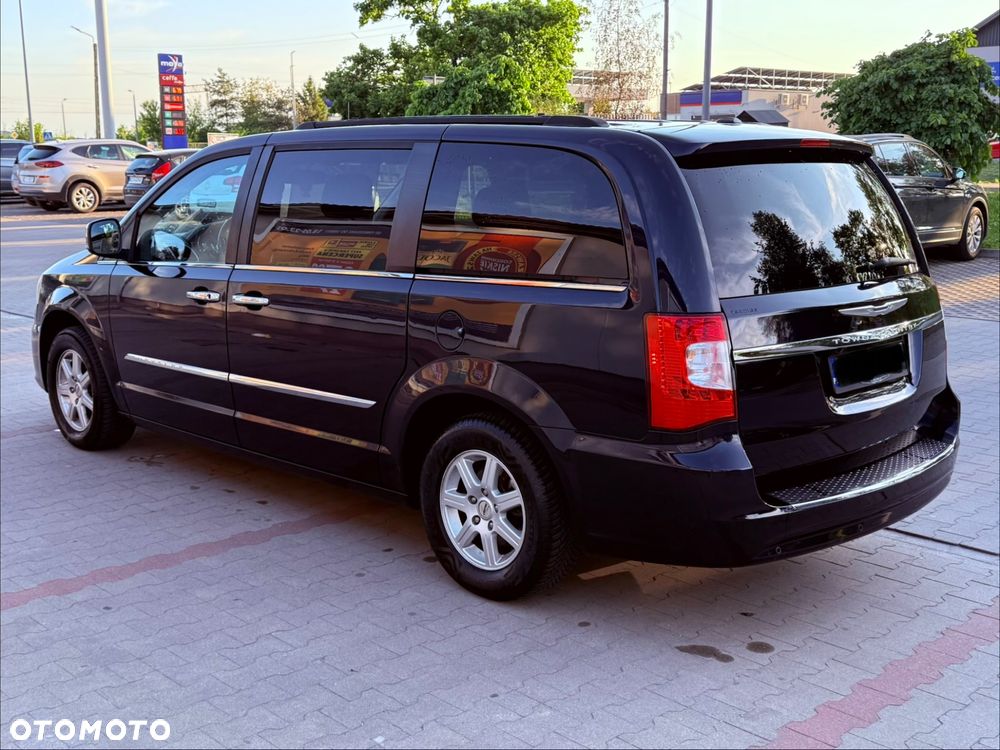 Chrysler Town & Country 3.6 Limited - 16