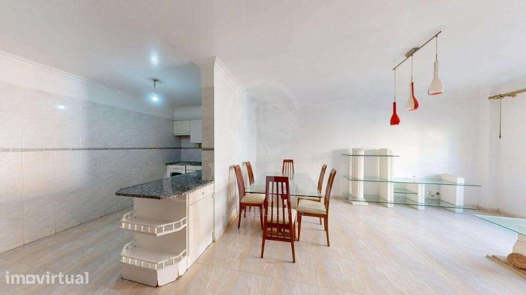 T2 com 95 m2, áreas amplas, muita luz natural e acessos rápidos a Lisb - Grande imagem: 3/31