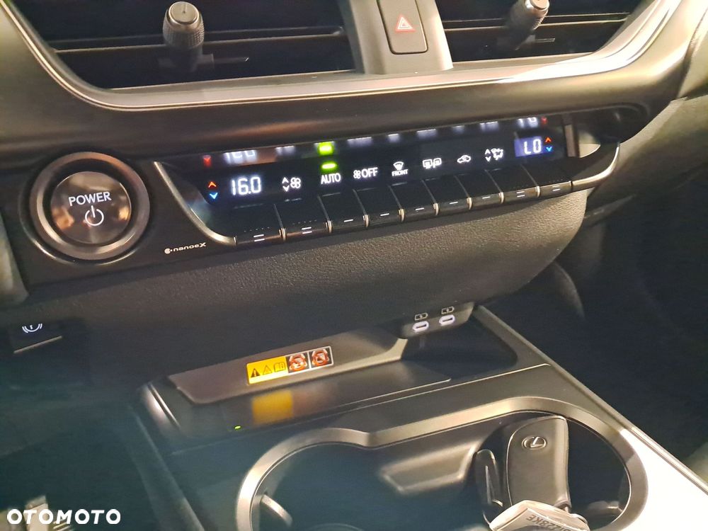 Lexus UX - 15