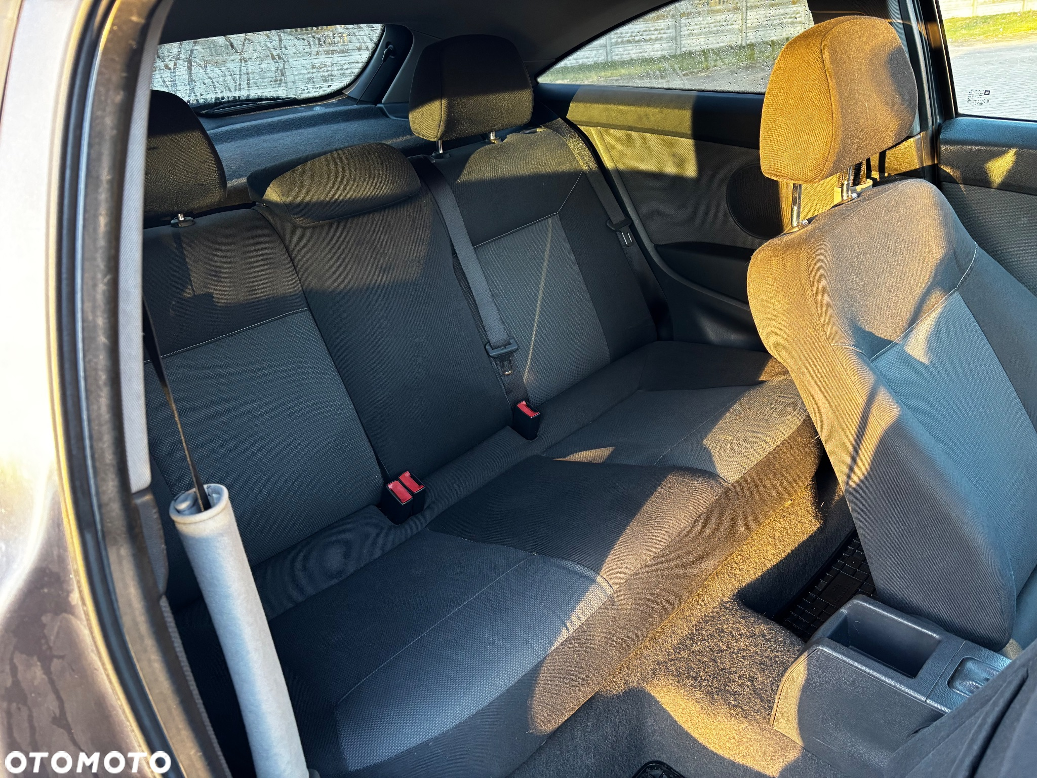 Opel Astra GTC 1.6 - 7