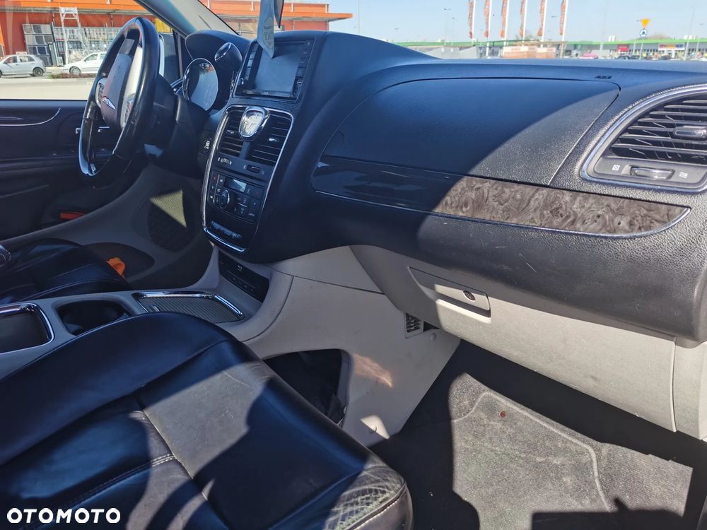 Chrysler Town & Country 3.6 Limited - 12