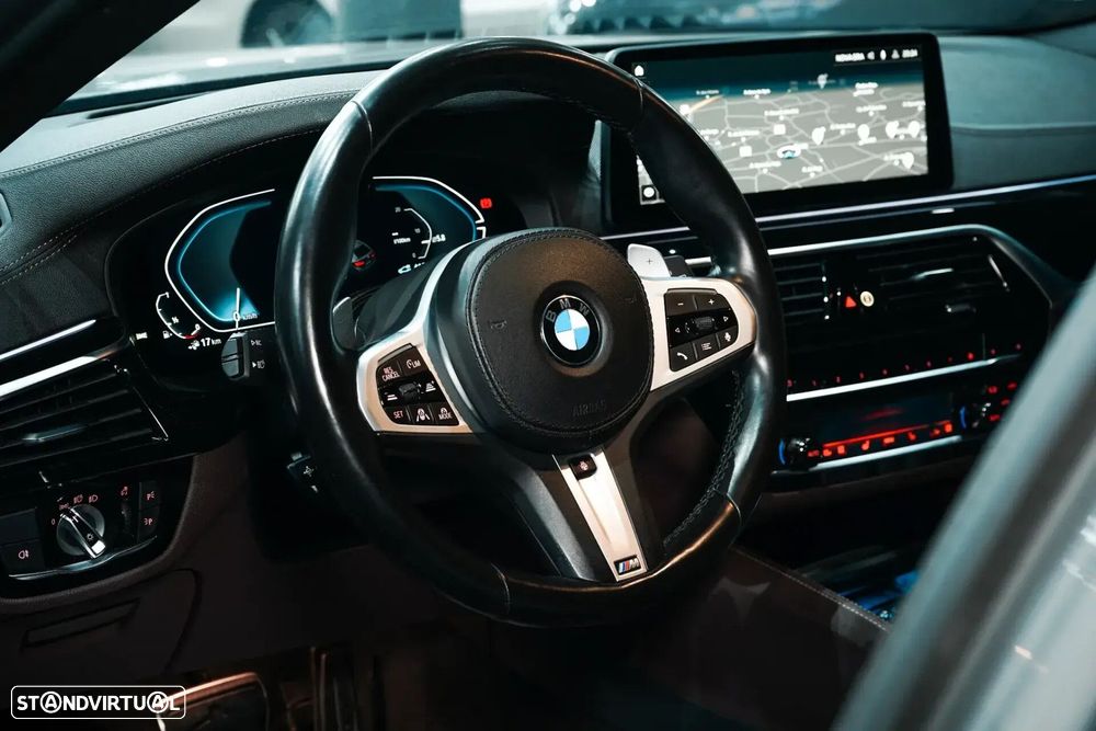 BMW 530 e Pack Desportivo M - 14