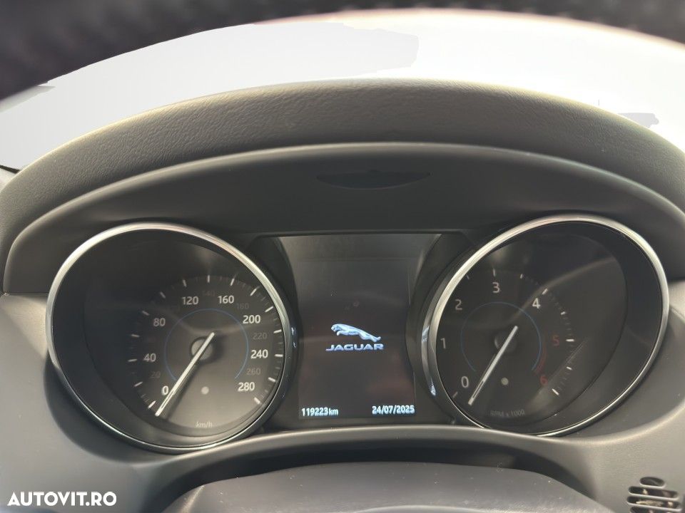 Jaguar XE 2.0 AWD R-Sport - 16