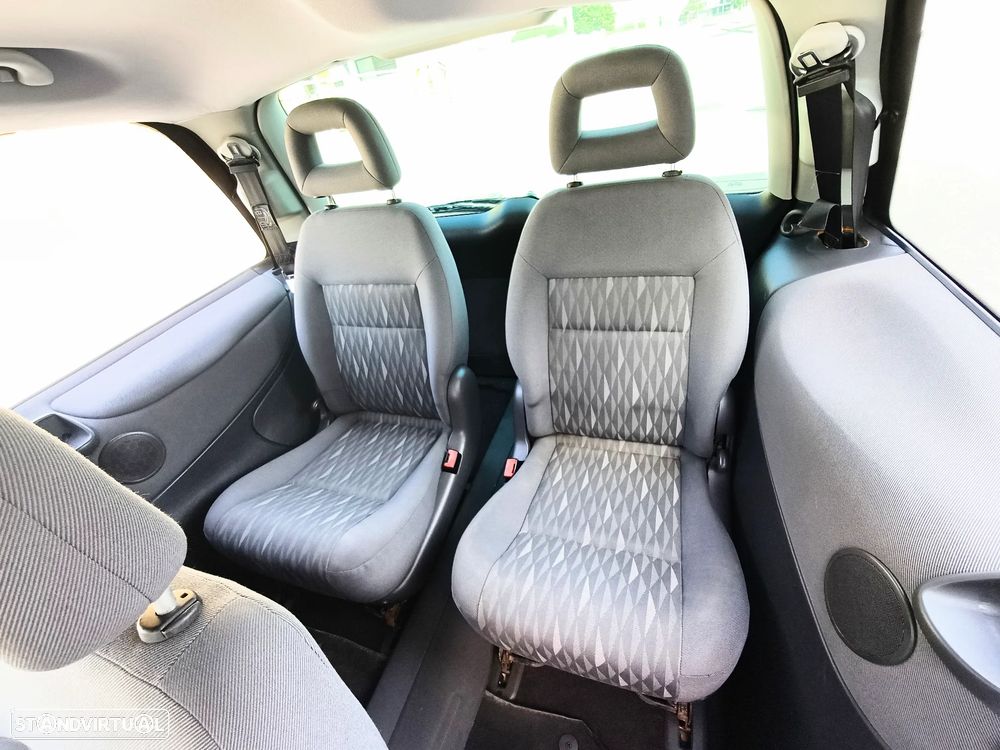 Ford Galaxy 1.9 TDi GLX SelectShift - 16