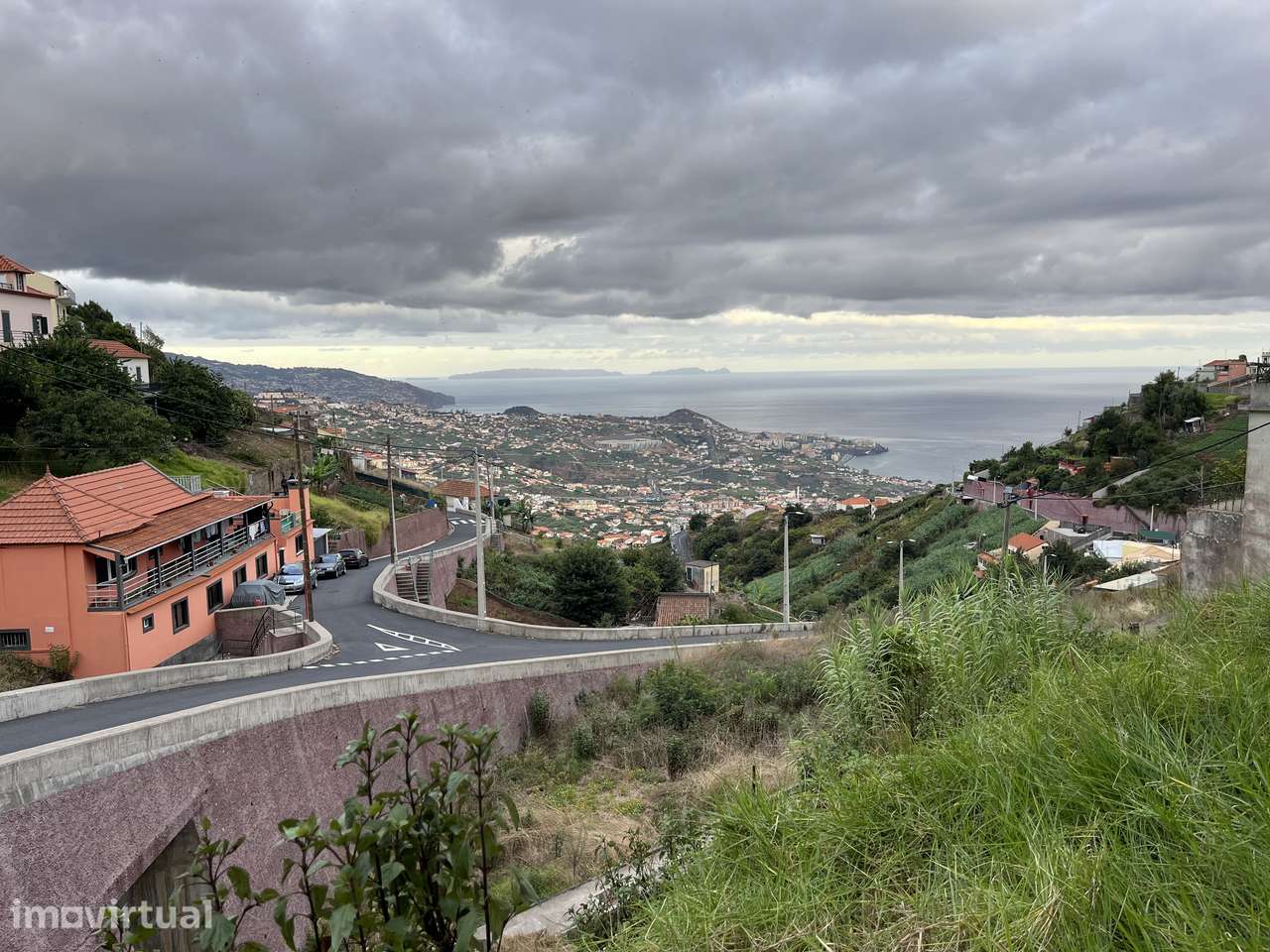 Terreno único com vista panorâmica junto à Levada do Norte
