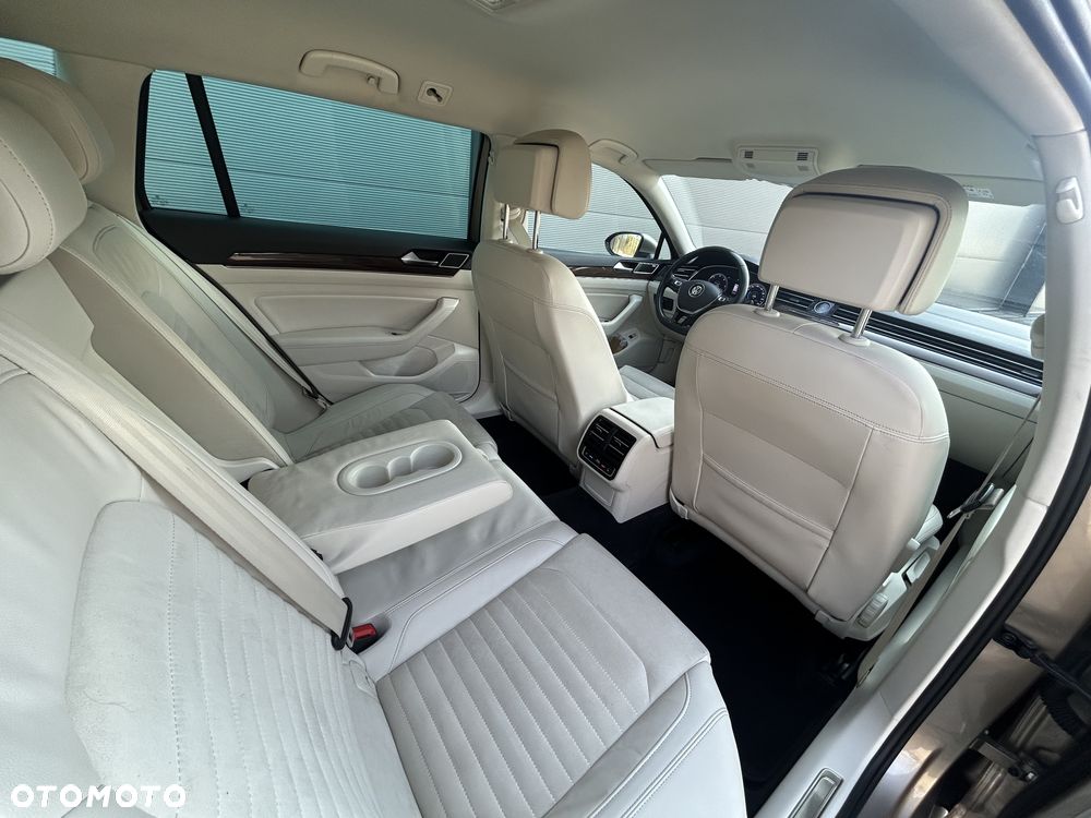 Volkswagen Passat - 12