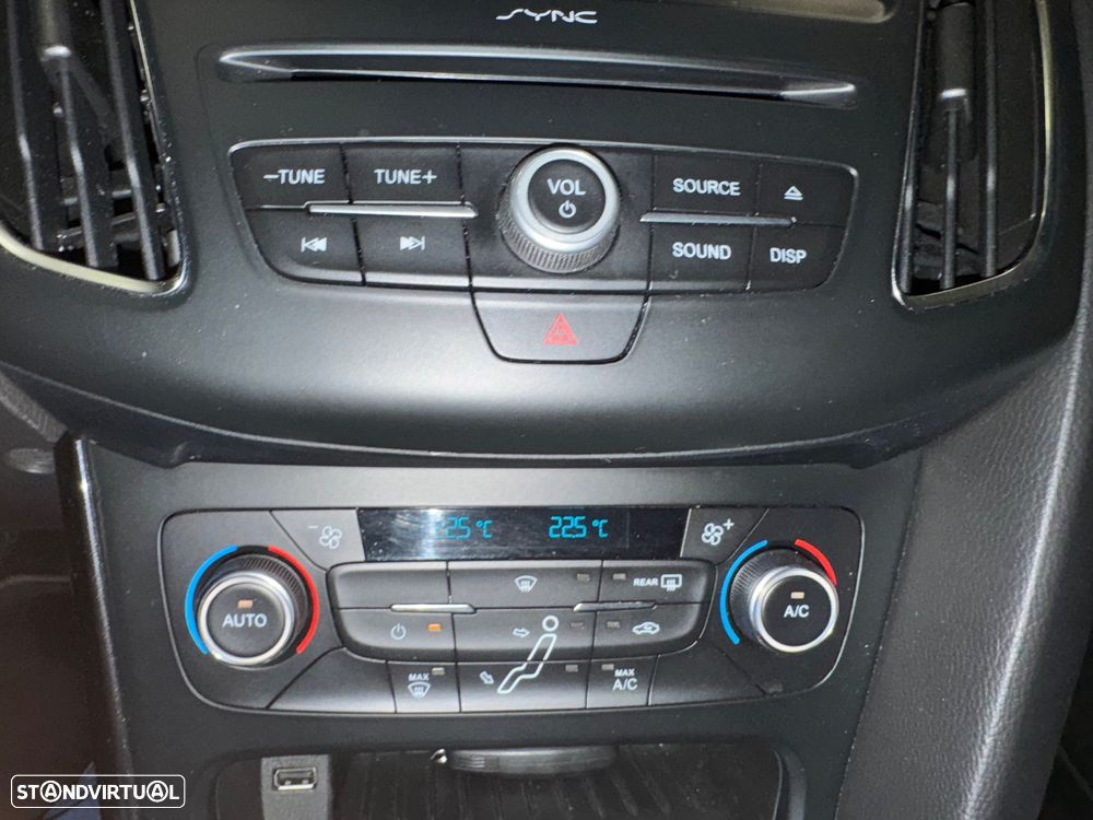 Ford Focus 1.0 EcoBoost Titanium - 26