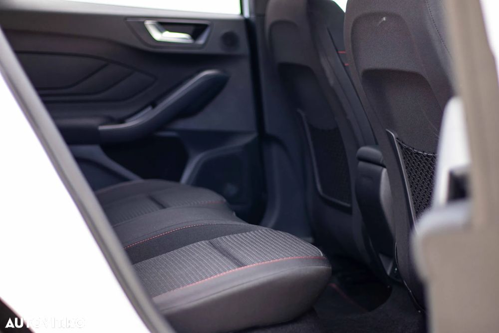 Ford Focus 1.0 EcoBoost MHEV ST-Line X - 32