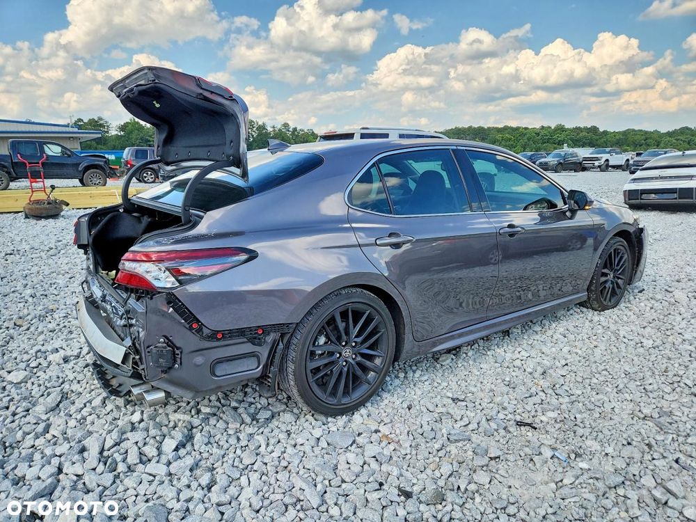 Toyota Camry - 4