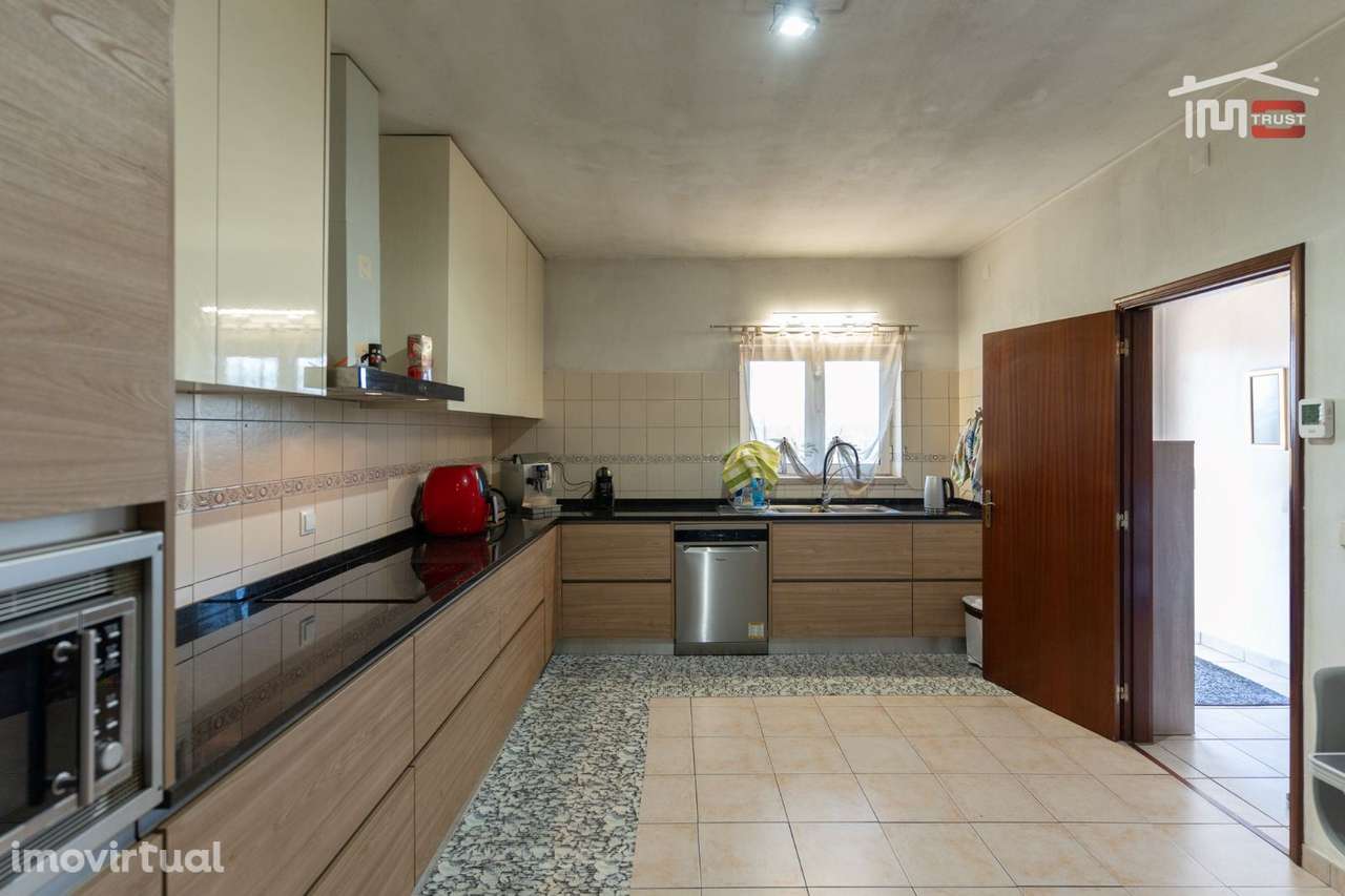 MORADIA T3 COM LICENÇA DE UTILIZAÇÃO, SÓTÃO, GARAGEM, CHURRASQUEIRA... - Grande imagem: 3/32