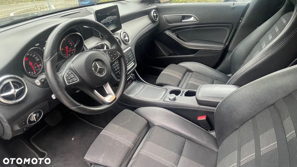 Mercedes-Benz CLA 180 7G-DCT AMG Line - 10