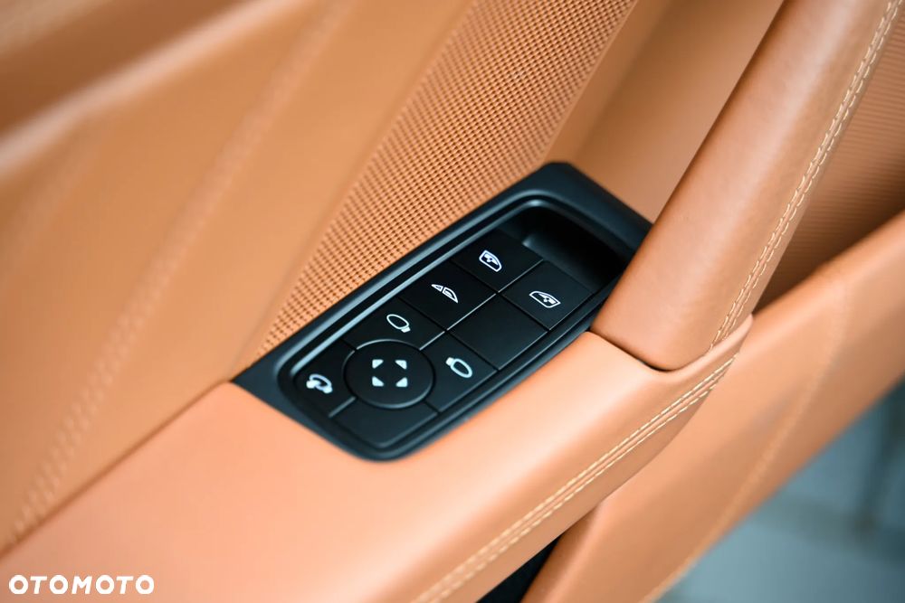 Porsche 911 Carrera 4 GTS - 28