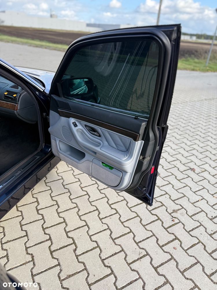 BMW Seria 7 740i - 24