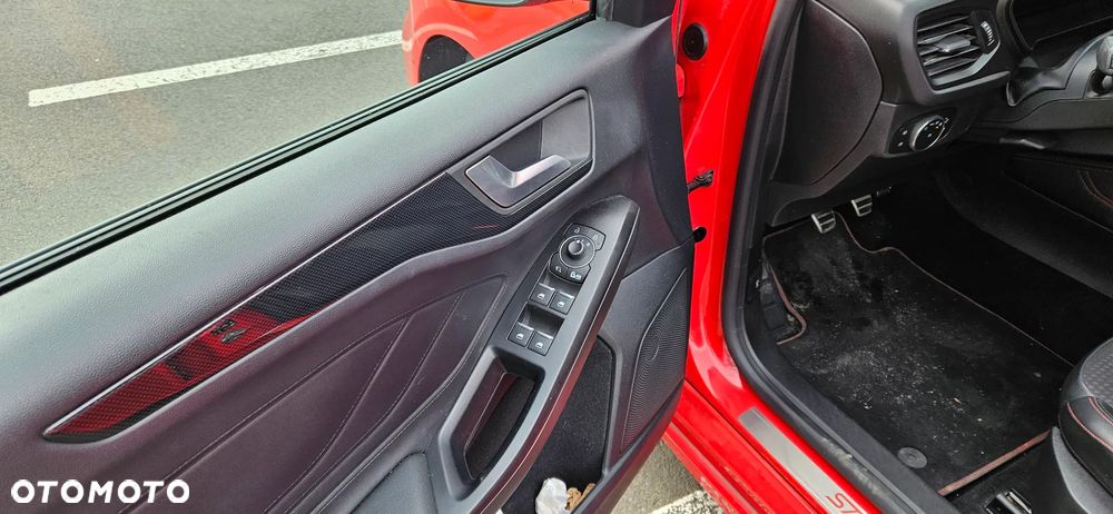 Ford Focus 1.0 EcoBoost Hybrid ST-LINE X - 6