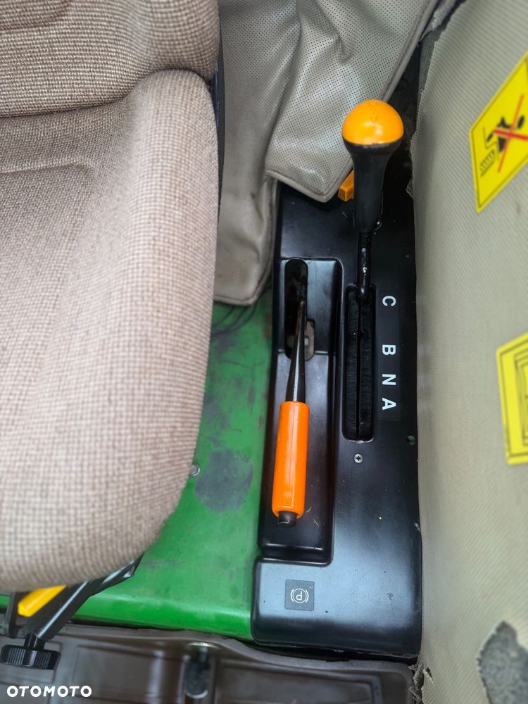 John Deere 4700 - 10