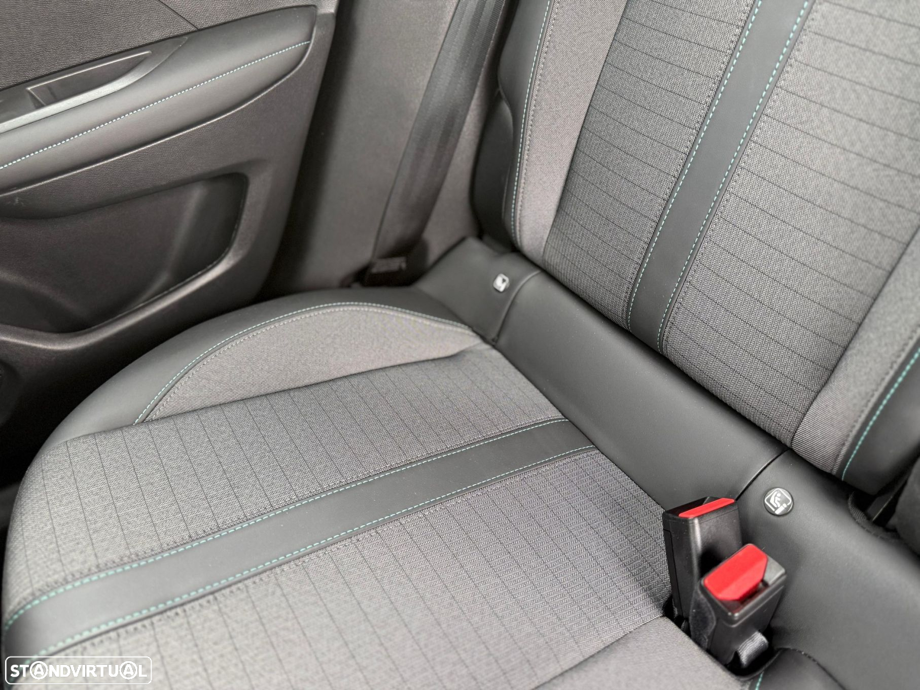 Peugeot 2008 1.5 BlueHDi Allure Pack EAT8 - 18