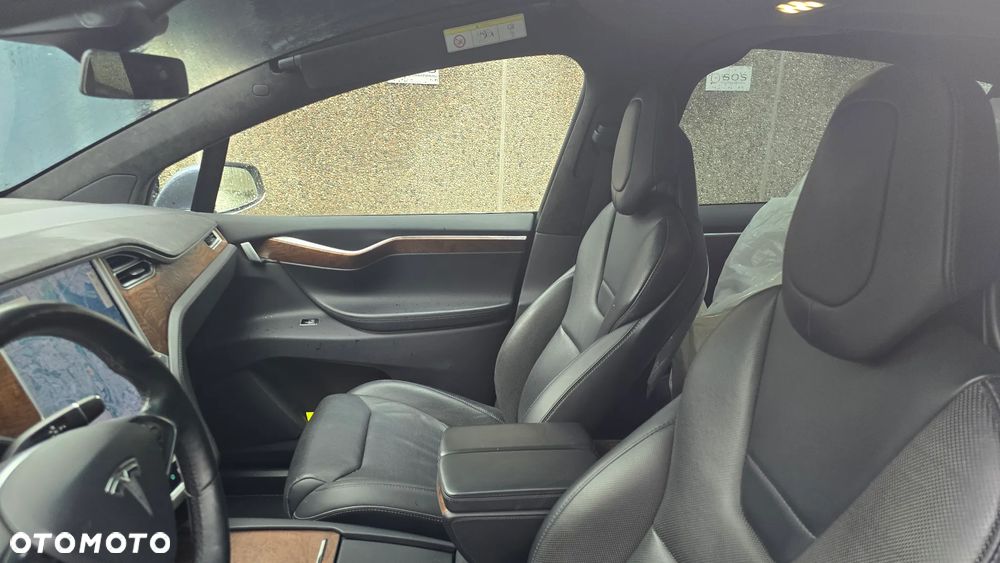 Tesla Model X - 7