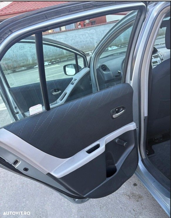 Toyota Yaris 1.3 Sol - 8