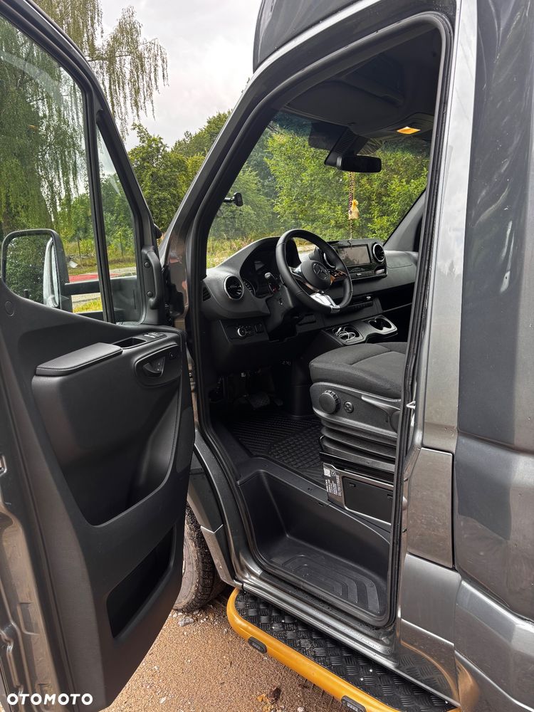 Mercedes-Benz Sprinter - 12