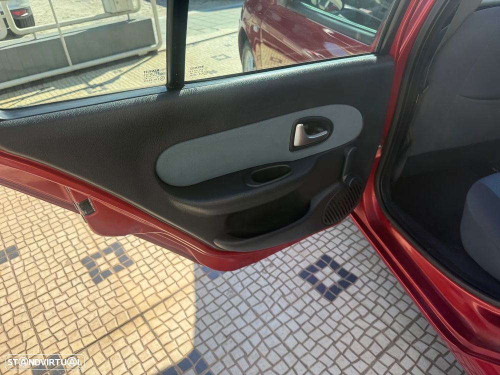 Renault Clio 1.2 16V Billabong - 14