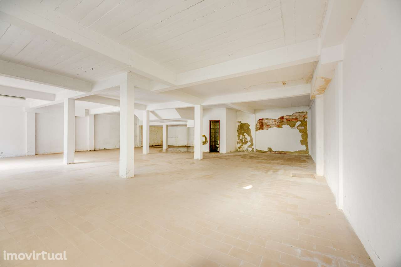 ARMAZÉM COM 180M2 | AMPLO E VERSÁTIL | CASA DE BANHO | QUELUZ - Grande imagem: 3/13