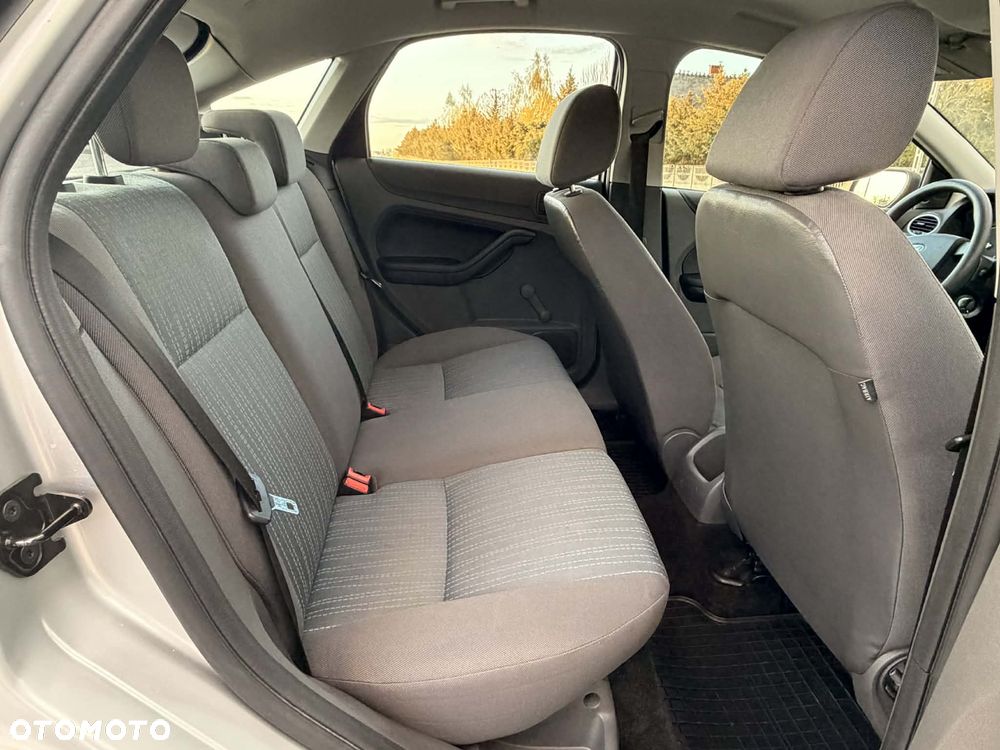 Ford Focus 1.6 Ambiente - 9