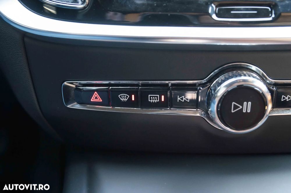 Volvo S60 B4 MHEV AT Plus Dark - 34