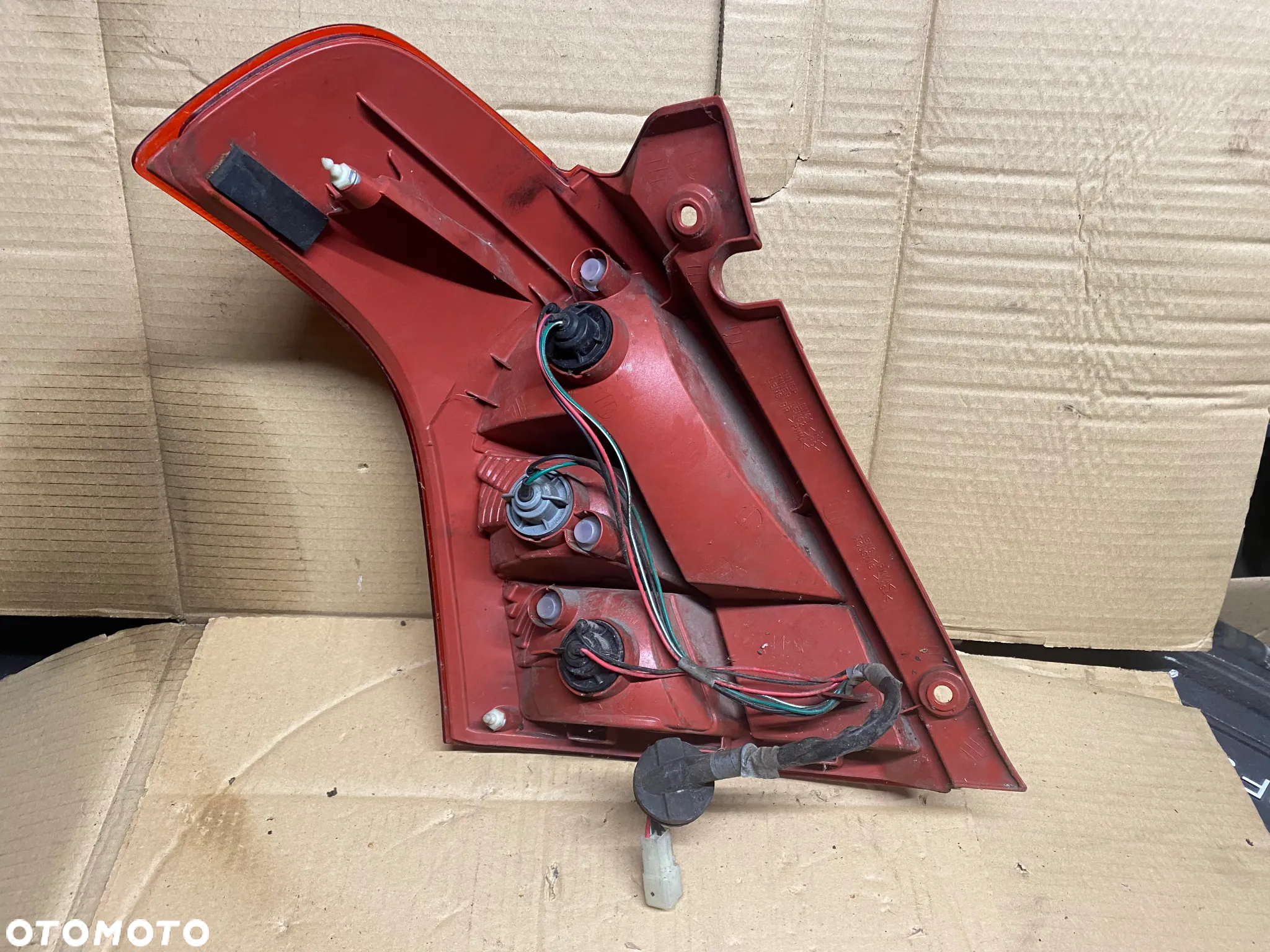 LAMPA TYLNA PRAWA SUZUKI SWIFT IV P4476R - 4