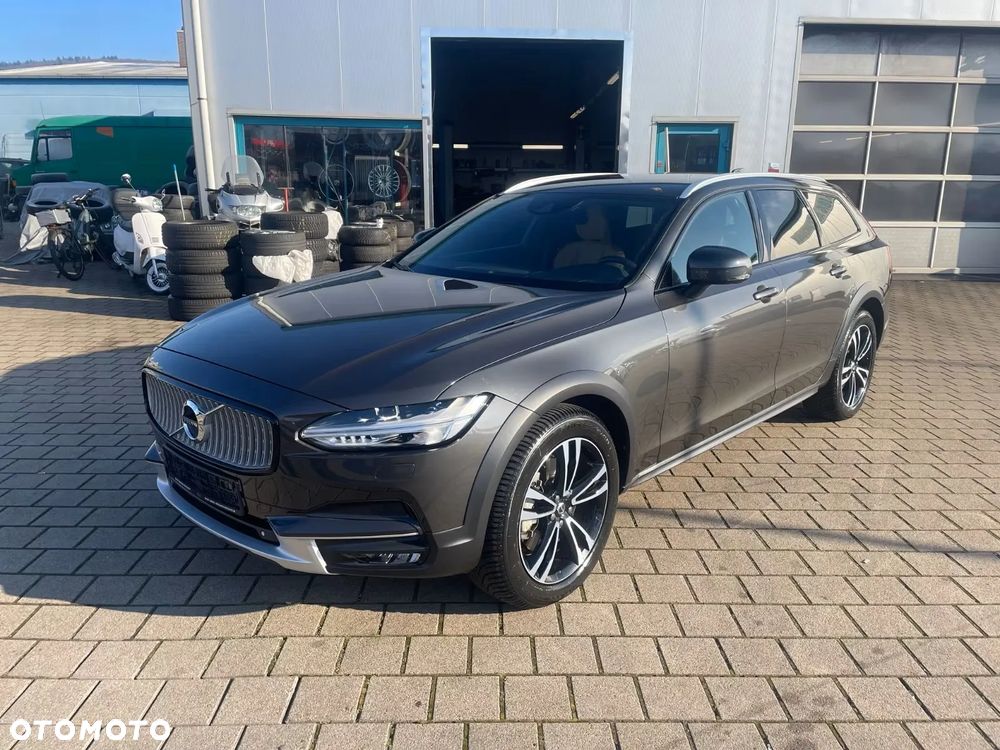 Volvo V90 Cross Country - 1