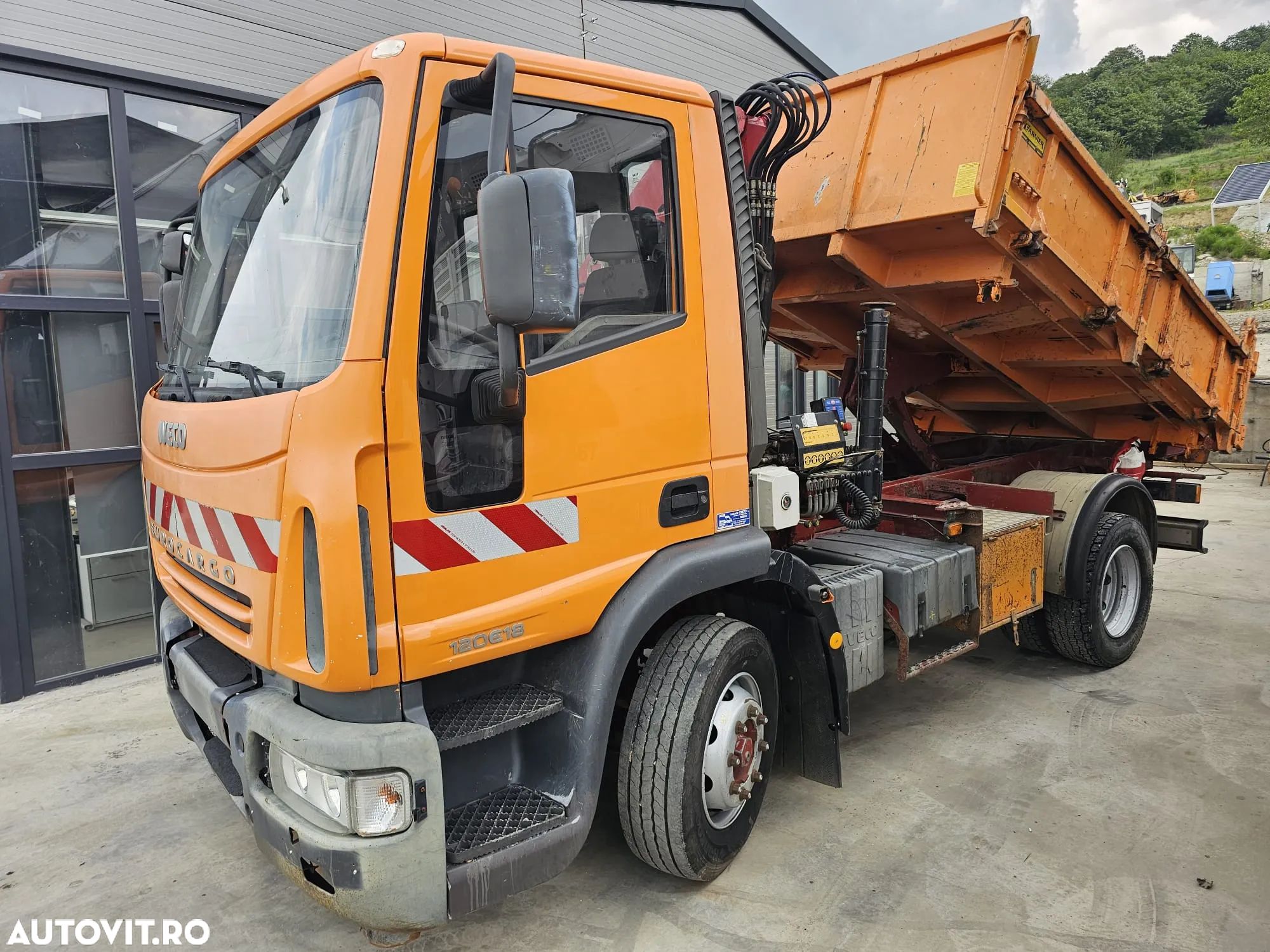 Iveco Eurocargo basculabil cu macara - 1