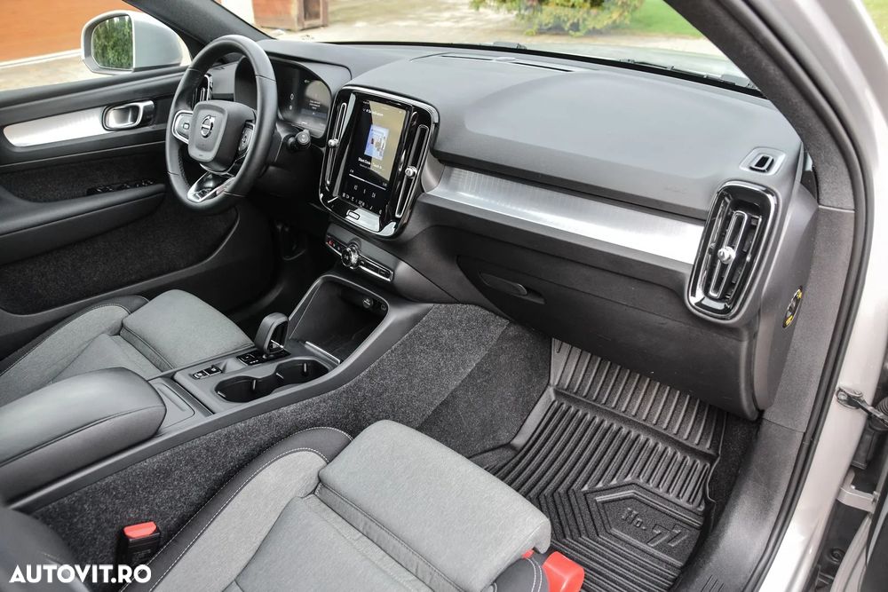 Volvo XC 40 B3 AT FWD MHEV Plus Dark - 16