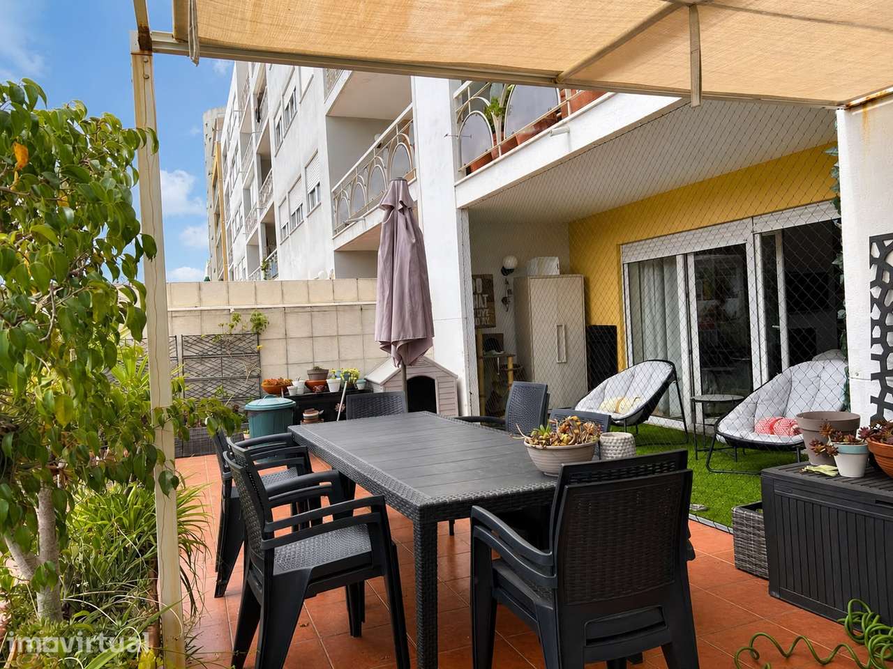 Excelente Apartamento T2 Remodelado com Terraço Privativo e Garagem - Grande imagem: 4/26