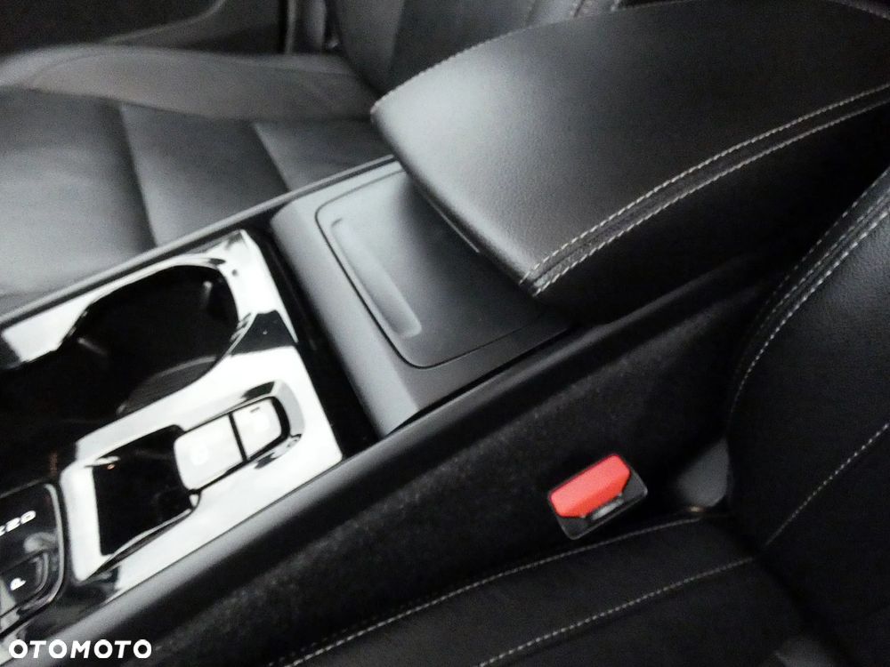 Volvo XC 40 D4 AWD Momentum (Intro Edition) - 18