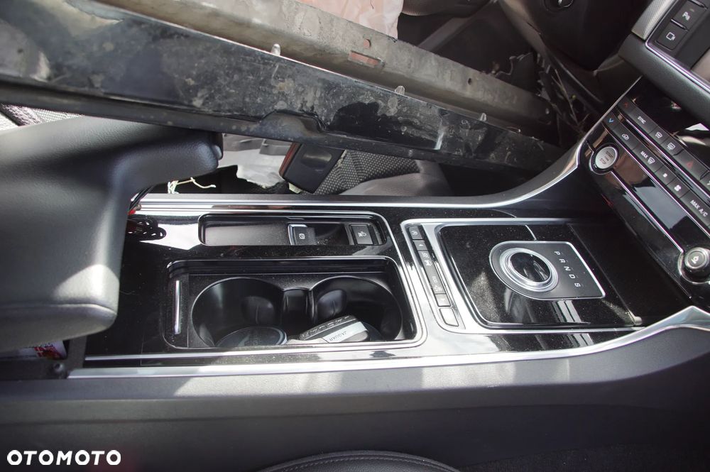 Auto na części 692106889 Jaguar XF X260 2017 2.0 d aj200 204DTA 180 km skrzynia ZF 8HP45 Santorini Black drzwi prawe błotnik lampa grill silnik skrzynia biegów klapa fotele lampy dpf  szyba lusterko deska wybierak pokrętło selektor skup aut - 29