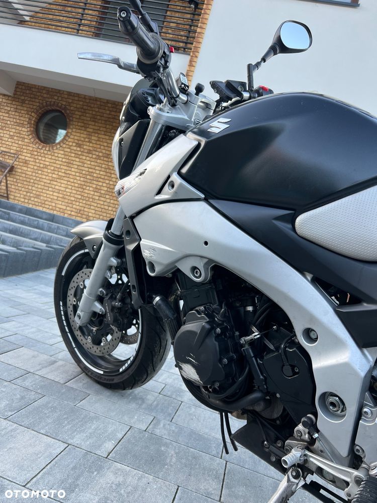 Suzuki GSR - 7